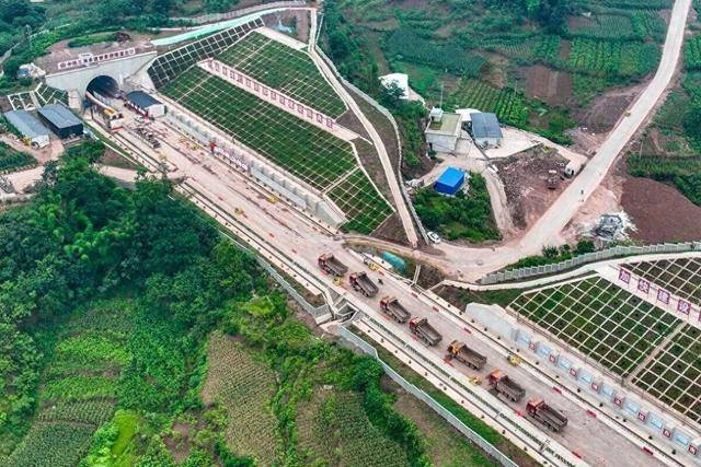隧道贯通成都重庆至昆明旅行时间大幅缩短龙八国际娱乐网站渝昆高铁新进展：谢家榜