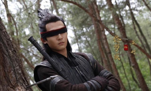气摘掉后险些没认出来他反差感也太强了龙8国际头号玩家国色芳华：戴上眼罩帅(图4)