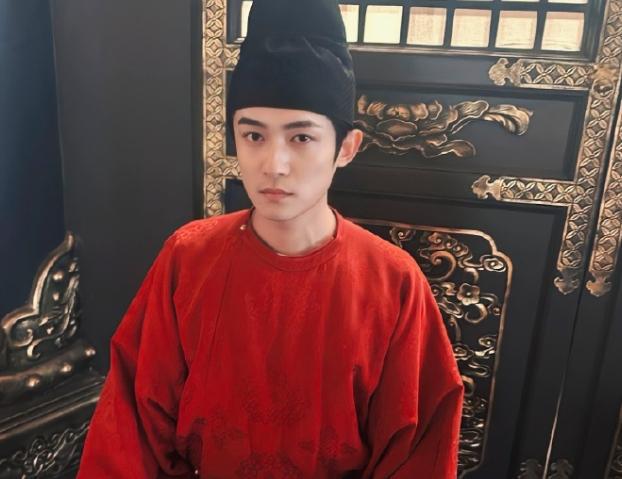 气摘掉后险些没认出来他反差感也太强了龙8国际头号玩家国色芳华：戴上眼罩帅(图12)