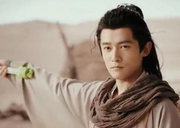 气摘掉后险些没认出来他反差感也太强了龙8国际头号玩家国色芳华：戴上眼罩帅(图16)